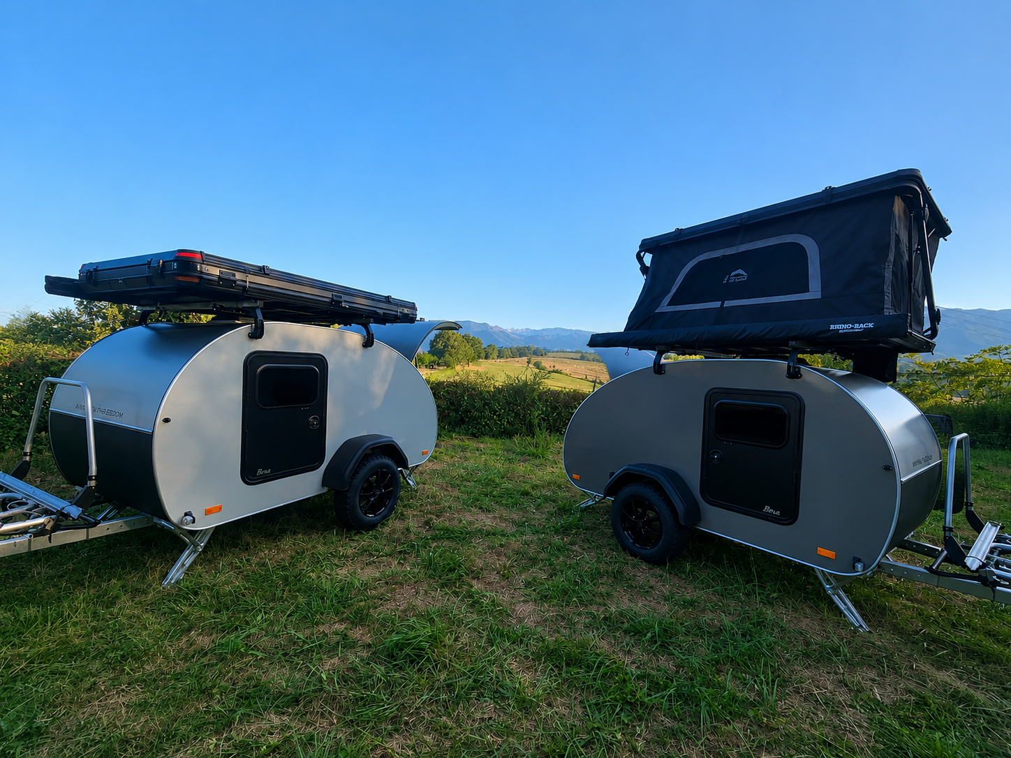 Deux mini caravanes Teardrop avec tente de toit toute saison Rock Cruiser Pro WildLand et porte-vélos Thule